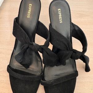 Black velvet Express pumps